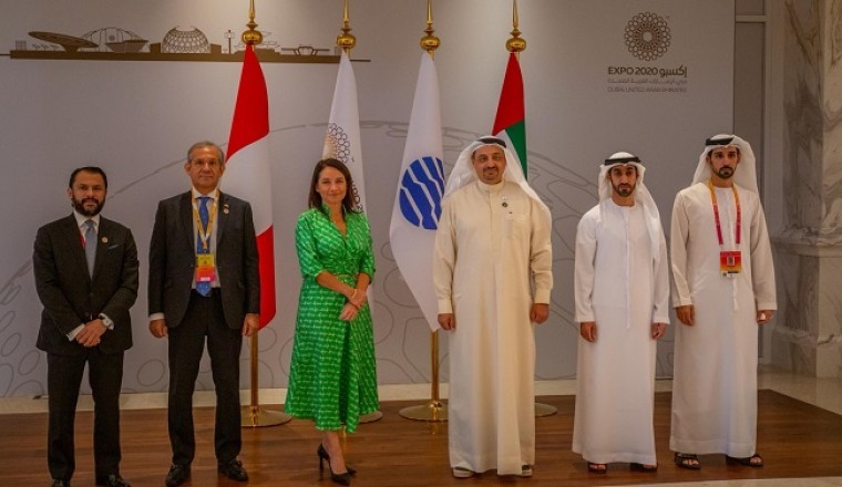 تتألق بيرو باللونين الأحمر والأبيض للاحتفال باليوم الوطني في إكسبو دبي