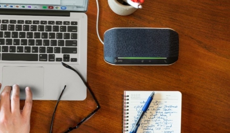 أجهزة "بولي" الاحترافية وأدوات الإدارة عن بُعد توفّر لك التكافؤ التام أينما كان مكان عملك