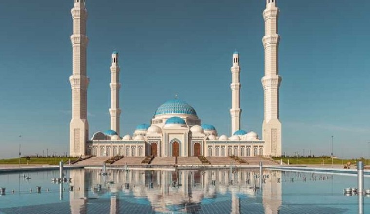 مسجد نور سلطان الكبير المرشح لدخول موسوعة غينيس للأرقام القياسية يفتح أبوابه أمام الزوّار