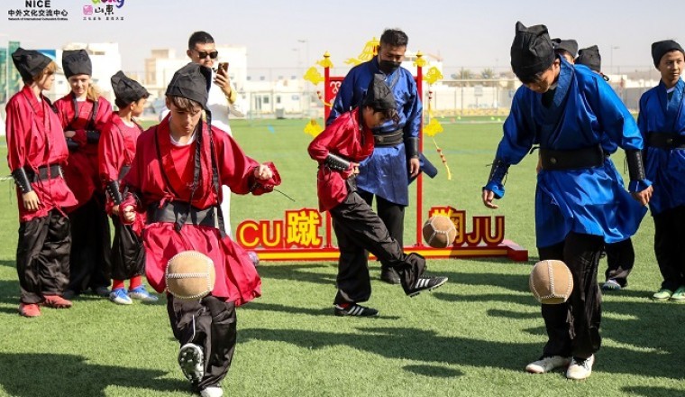 شباب من الصين وقطر يختبرون معًا ثقافة كرة القدم في مونديال كأس العالم في قطر.