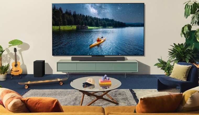اجمع العائلة للترفيه المعاد تعريفه هذا الموسم الاحتفالي مع تلفزيون LG OLED 4K الذكي