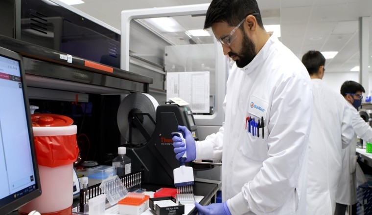 اختبار الدم Guardant Health's Shield™ الذي وافقت عليه إدارة الأغذية والعقاقير (FDA) كخيار فحص أولي، يمهّد الطريق أمام تعويضات الرعاية الطبية وبداية عصر جديد من فحص سرطان القولون والمستقيم