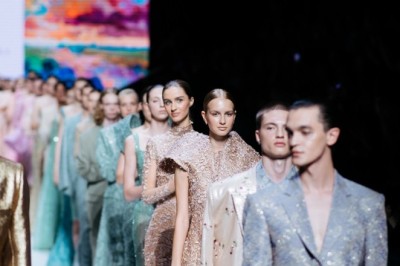 مصمّم إماراتي ينقل الحضور إلى حديقة مُزهرة خلال Moscow Fashion Week