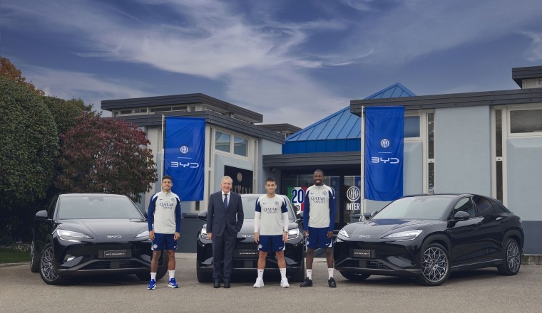 BYD تسلّم نادي FC Internazionale Milano مجموعة من السيارات المخصّصة من طراز SEALION 7 INTER EDITION
