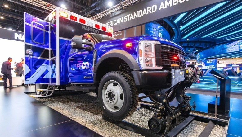 شركة نافكو تكشف عن أول سيارة إسعاف قادرة على السير على مسارات القطارات لتوفير الدعم في حالات الطوارىء الطبية وحوادث السكك الحديدية